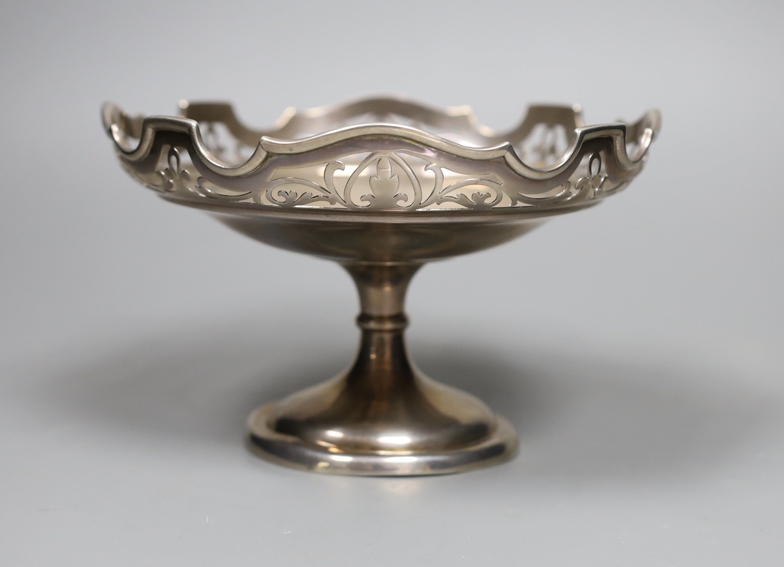 A George V silver tazze, Sheffield, 1925, diameter 19.3cm, 12.5oz.